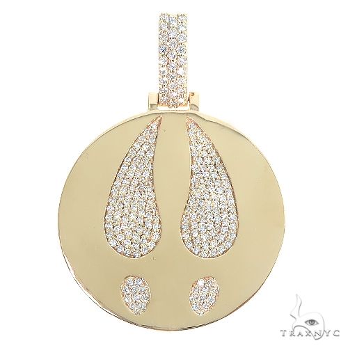 Custom diamond round pendant in 14k yellow gold – face-up view showing circular setting and diamond center