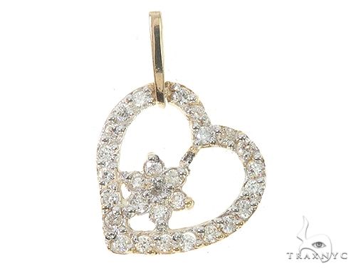 Diamond heart pendant in 14K yellow gold – front view showing diamond-set heart face