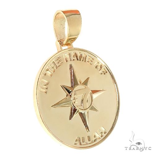 Yellow gold round pendant with compass rose and "In the Name of Allah" engraving