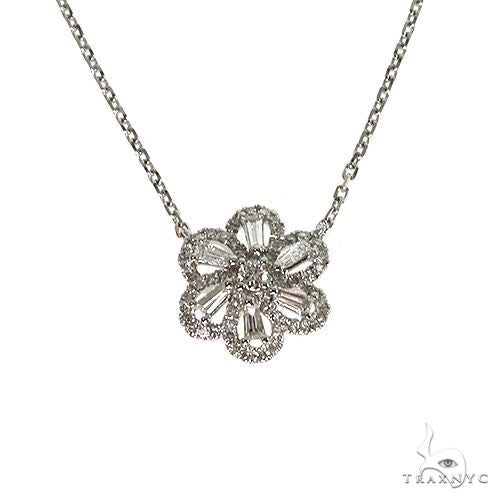18K gold flower necklace with round and baguette diamonds – front-facing floral pendant detail
