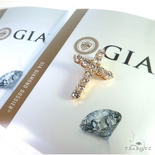 Diamond-encrusted cross pendant in white gold with round brilliant stones, certified by GIA