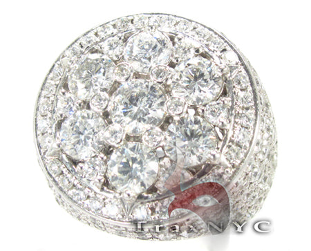 Round white gold ring with clustered diamonds and paved diamond band