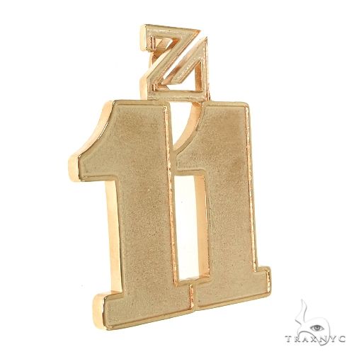 Custom made mens pendant in gold – front-facing view of finished piece