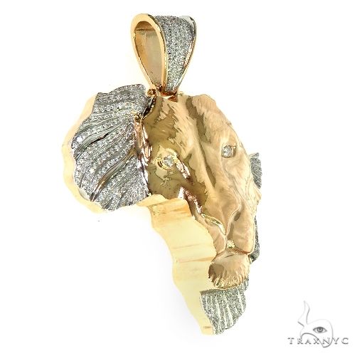 Yellow gold lion face pendant with diamond detailing on mane and eyes