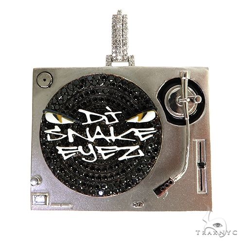 Custom DJ turntable pendant in 14k yellow gold – front view showing turntable platter and mixer detail