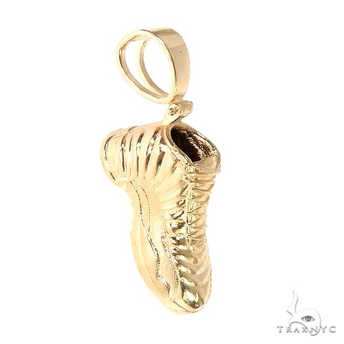 Custom Jordan silhouette pendant in yellow gold – front-facing mid-air figure detail