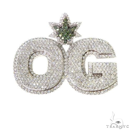 Custom diamond pendant in yellow gold – round-cut diamonds, front-facing view