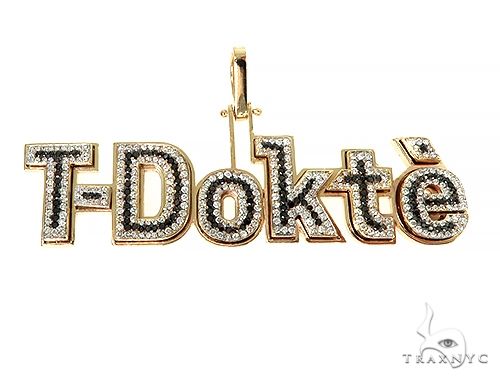 Custom name pendant in gold-tone lettering – T-Dokt'e script style, front-facing angle