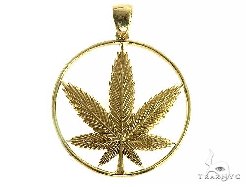 Custom weed leaf pendant in gold – three-dimensional cannabis leaf profile, front angle