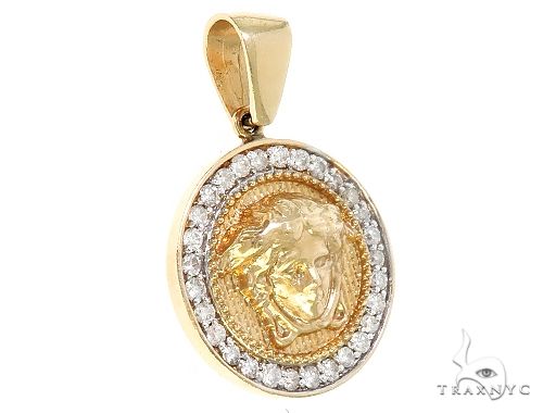 Yellow gold Medusa pendant surrounded by a halo of sparkling diamonds for men
