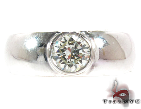 White gold men's wedding band with a single round diamond centerpiece