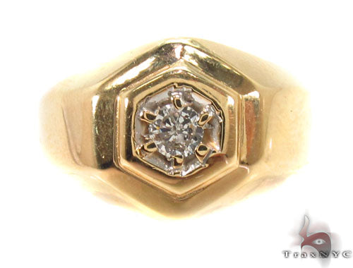 Yellow gold men's ring with a prong-set round diamond centerpiece