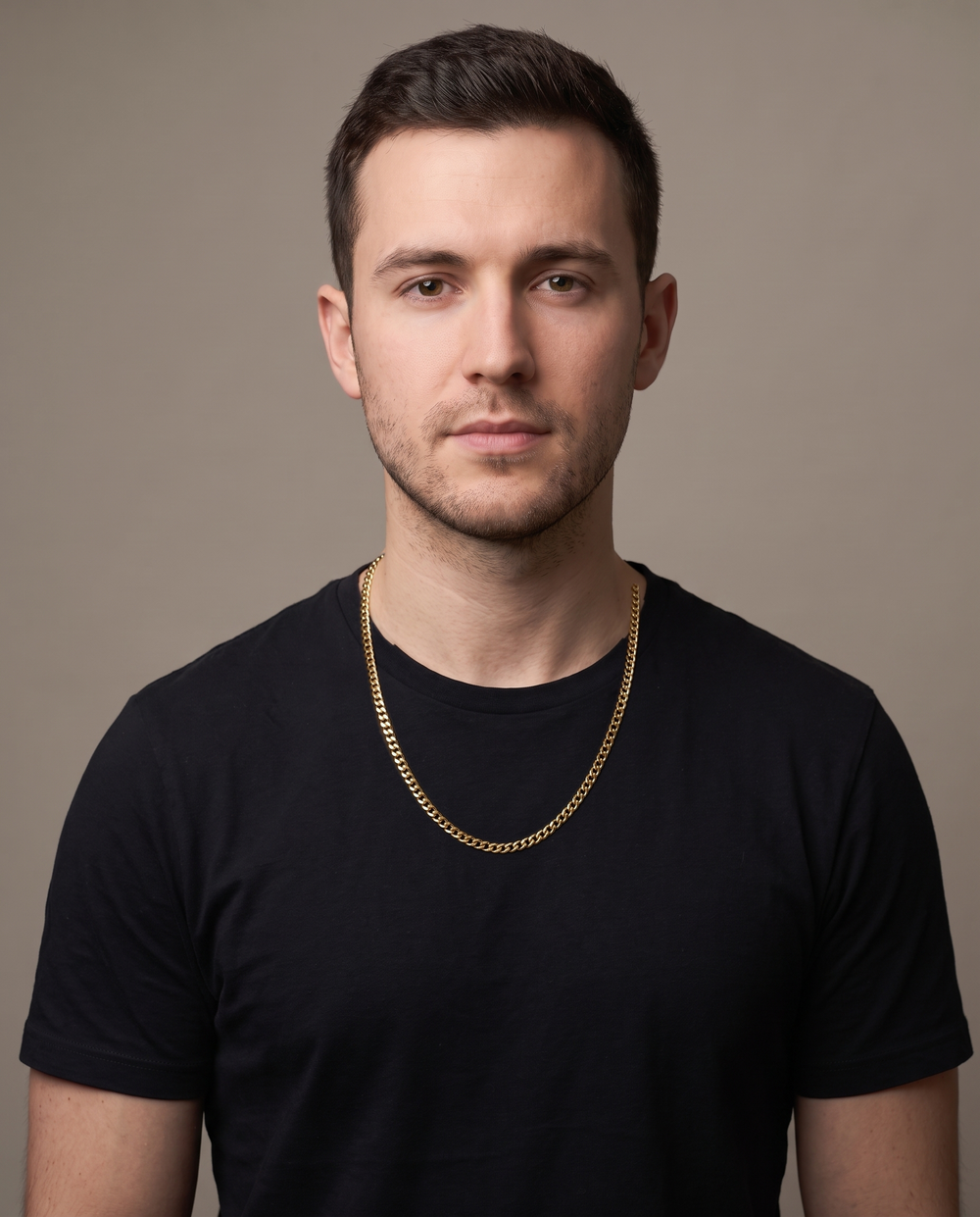 A 5 mm gold chain on a neck