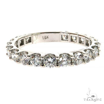 18K white gold wedding band with round brilliant diamonds set all around.