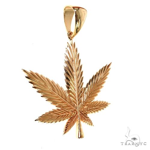 14K yellow gold men's weed leaf pendant with detailed serrated edges