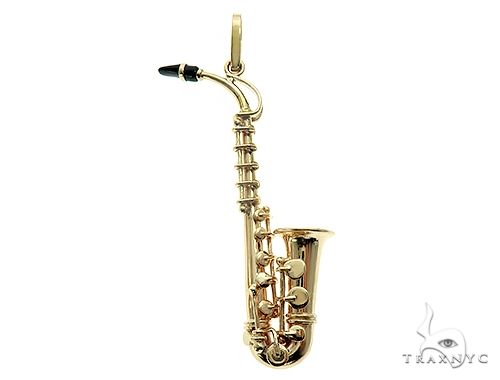 Custom 14k yellow gold saxophone pendant – detailed front view showing instrument curves and keywork
