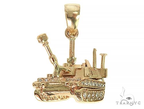 Small battle tank pendant in 14k yellow gold – top-down detailed view of turret and treads