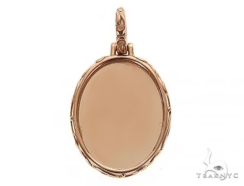 Oval 18K gold photo pendant with engraved frame, front view