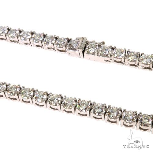 White gold tennis chain with 35 round brilliant diamonds in a classic setting