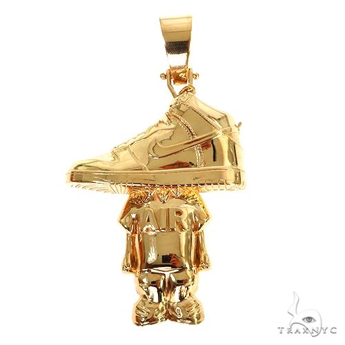 22K gold sneaker head pendant – detailed sculptural design, front angle