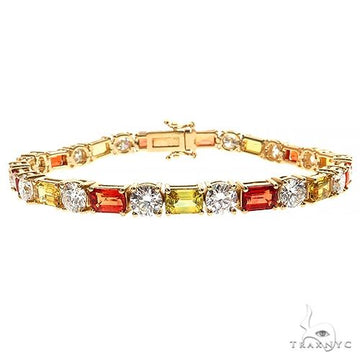 Emerald cut diamond bracelet in yellow gold – row of step-cut stones, top-down view