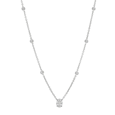 925 silver necklace with round diamond pendant on delicate chain.