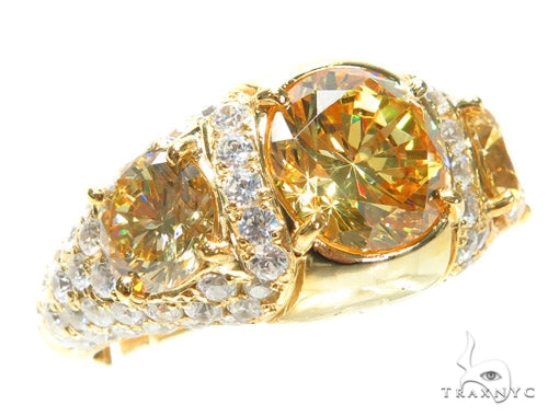 Yellow gold ring with central round yellow diamond and side pear-shaped diamonds