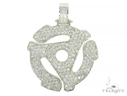 Custom 45 RPM diamond pendant in yellow gold – record-shaped design with diamond-set face, front view