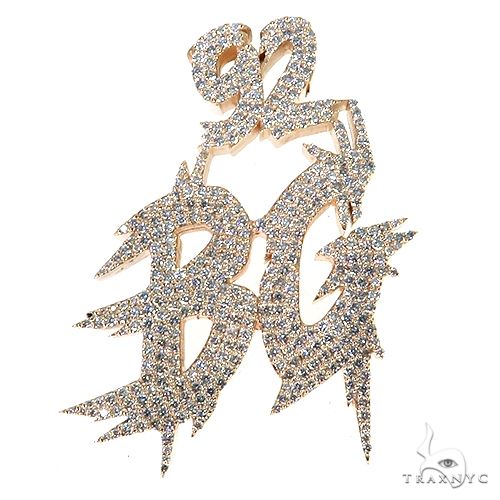 Custom diamond initial BG92 pendant in yellow gold – front-facing view of letter design with pavé diamond setting
