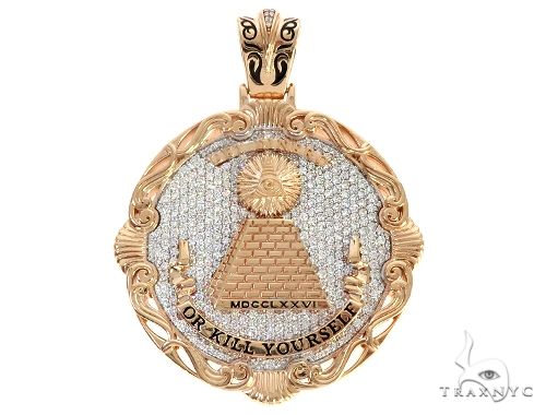 Custom diamond pendant in yellow gold – front-facing view showing stone setting and pendant body