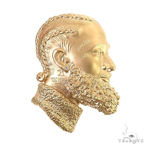 Custom portrait pendant in gold tone – front-facing detailed figure with textured relief and hidden back plate
