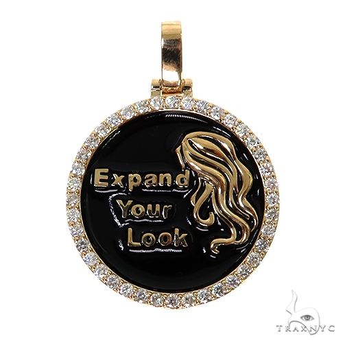 Custom round diamond pendant in yellow gold – prong-set round-cut diamonds, face-up view