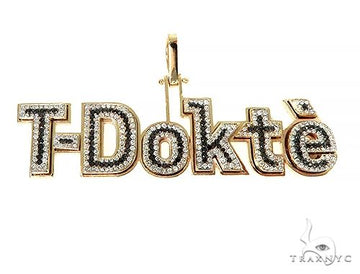 Custom name pendant in gold-tone lettering – T-Dokt'e script style, front-facing angle