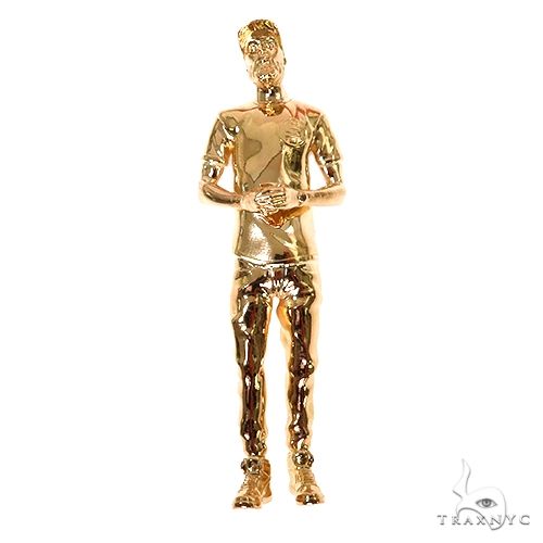Custom gold portrait pendant in 18k yellow gold – front-facing figural relief detail