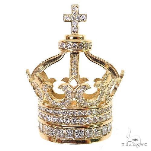 Yellow gold crown pendant encrusted with multiple sparkling diamonds