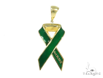 mens green enamel gold pendant – front face showing enamel detail and gold setting