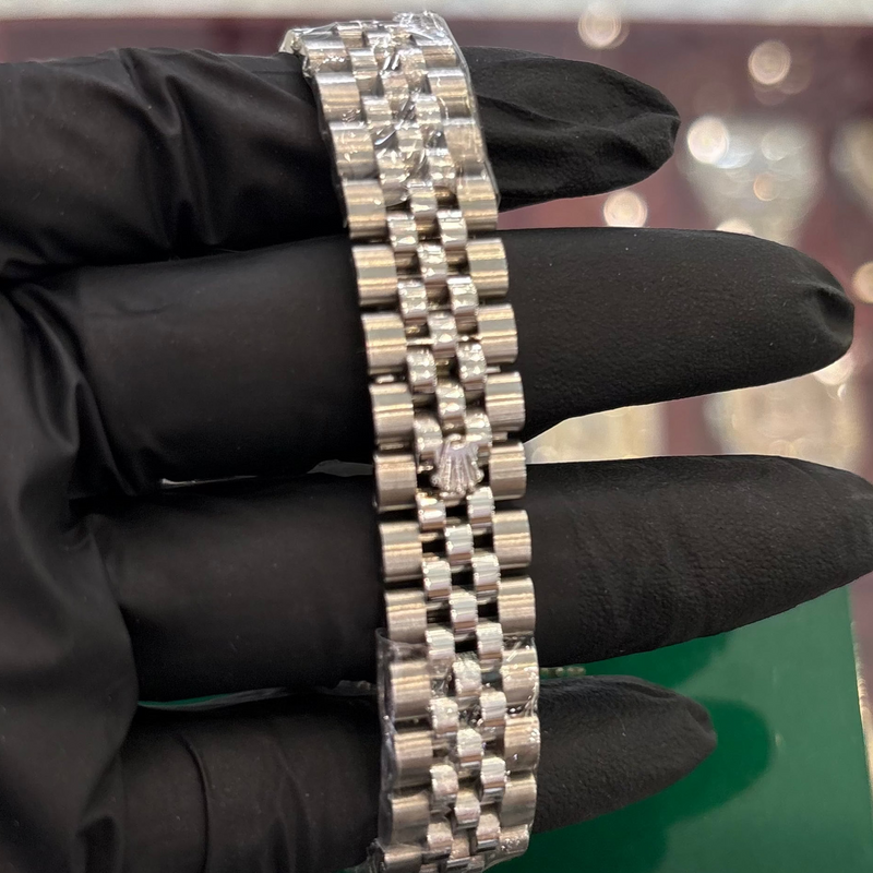 Rolex DateJust 28mm Oystersteel bracelet with polished center links and crown clasp detailing