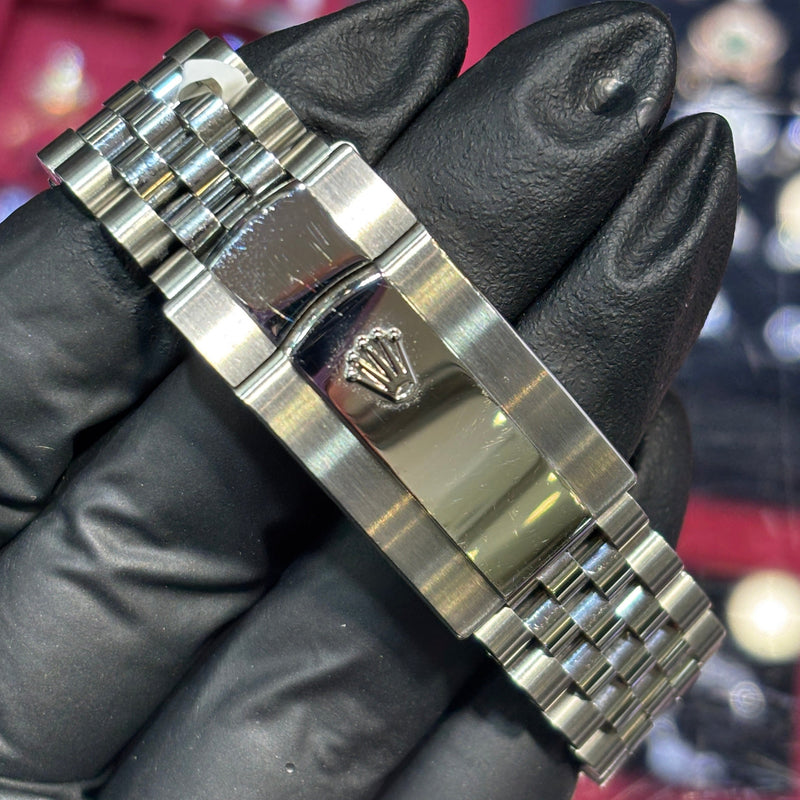 Rolex DateJust 41mm Oystersteel Jubilee bracelet clasp with Rolex crown logo detail.