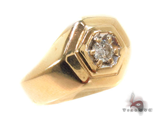 Yellow gold men's ring with a prong-set round diamond at the center