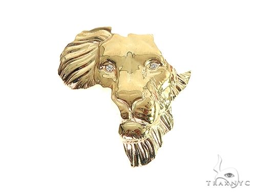 Yellow gold pendant shaped like an African lion face with diamond eyes, detailed mane texture