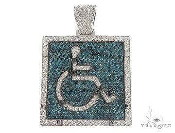 Square diamond pendant in gold – front-facing geometric design with pavé-set diamonds