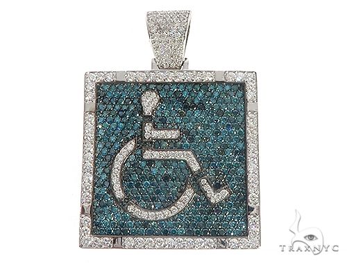 Square diamond pendant in gold – front-facing geometric design with pavé-set diamonds