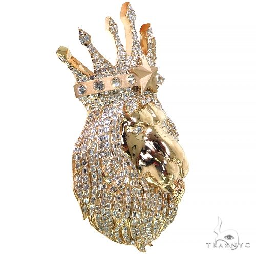 Yellow gold lion head pendant with crown, encrusted with sparkling diamonds