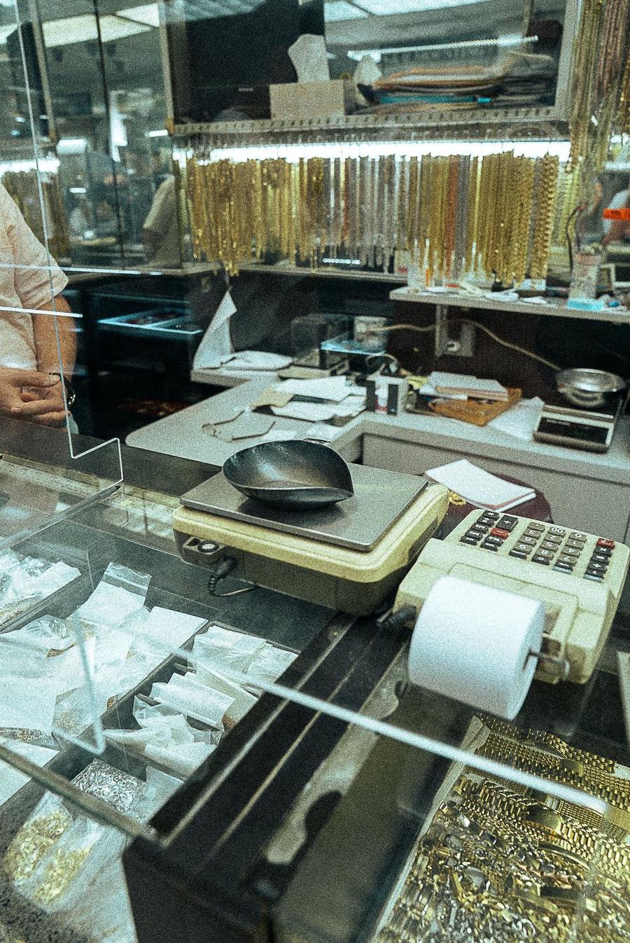 A scale with a weighing scoop and an adding machine